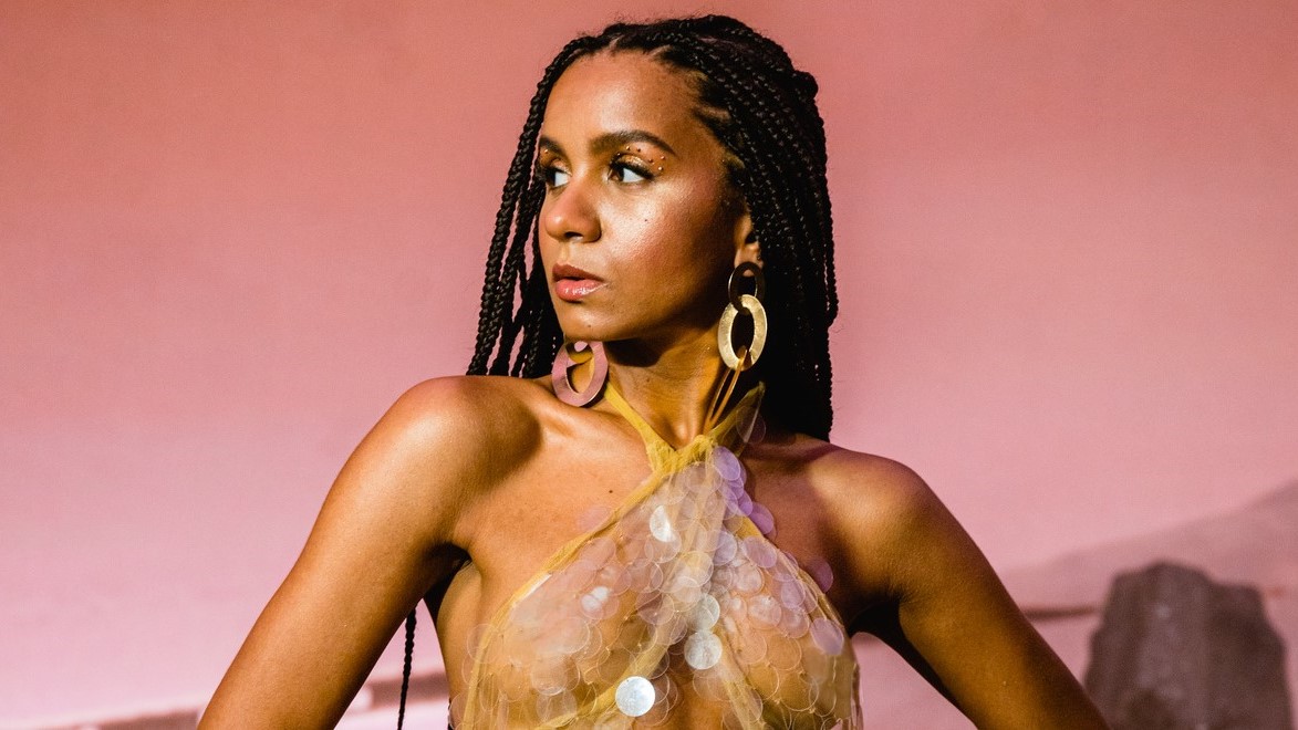 Aminata izdod singlu “Afrodīte” un košu dziesmas mūzikas video