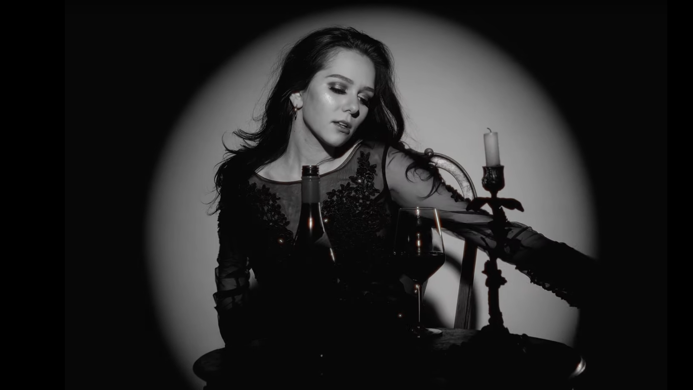Dziedātājai KARLĪNAI jauna dziesma un mūzikas video “KĀ ES GRIBĒTU”